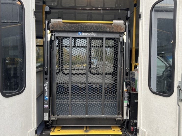 2015-chevrolet-express-paratransit-bus-image-22