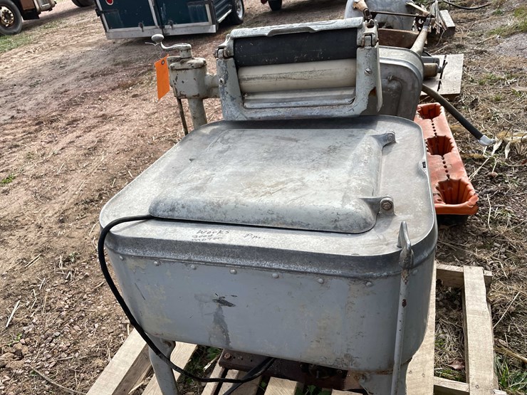 #3138-•-vintage-maytag-washing-machine-image-2