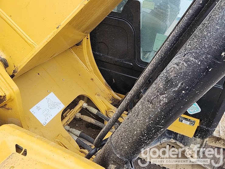 2016-caterpillar-320fl-image-12