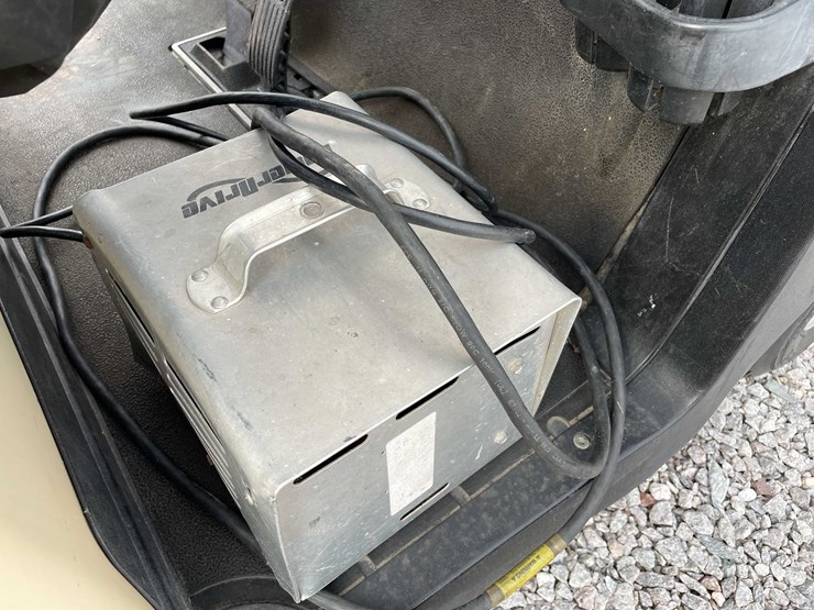 #3020-•-club-car-electric-golf-cart-image-9