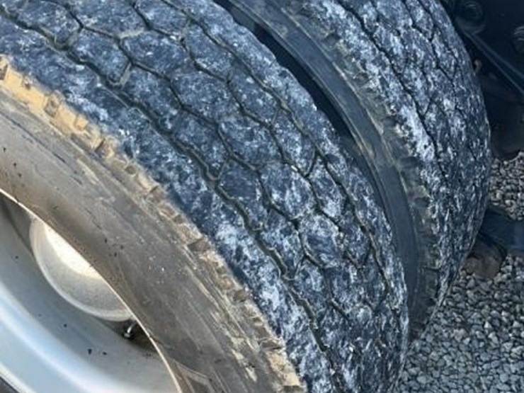 2012-peterbilt-587-image-10