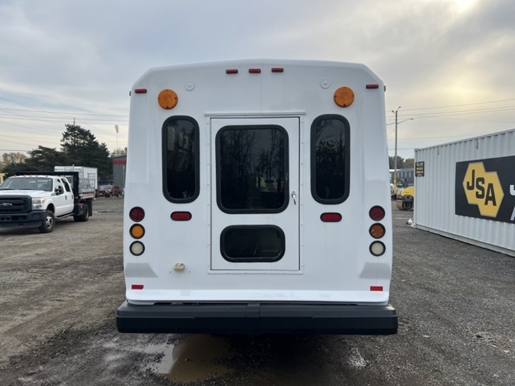 2015-chevrolet-express-paratransit-bus-image-5