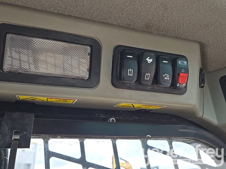 2021-caterpillar-299d3-image-50