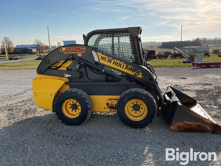 2015-new-holland-l225-image-4