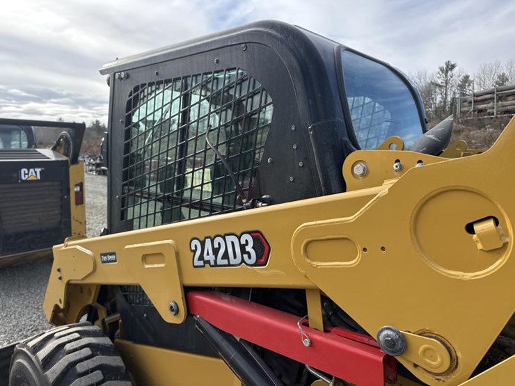 2022-caterpillar-242d3-image-24