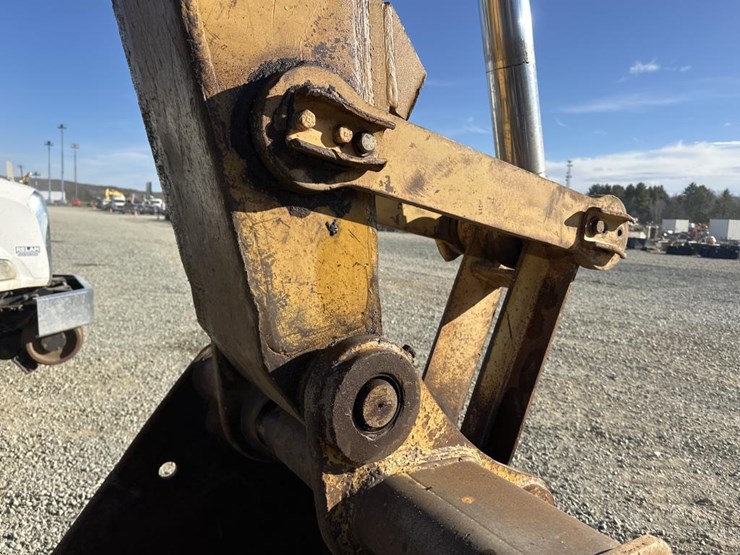 caterpillar-235-image-31