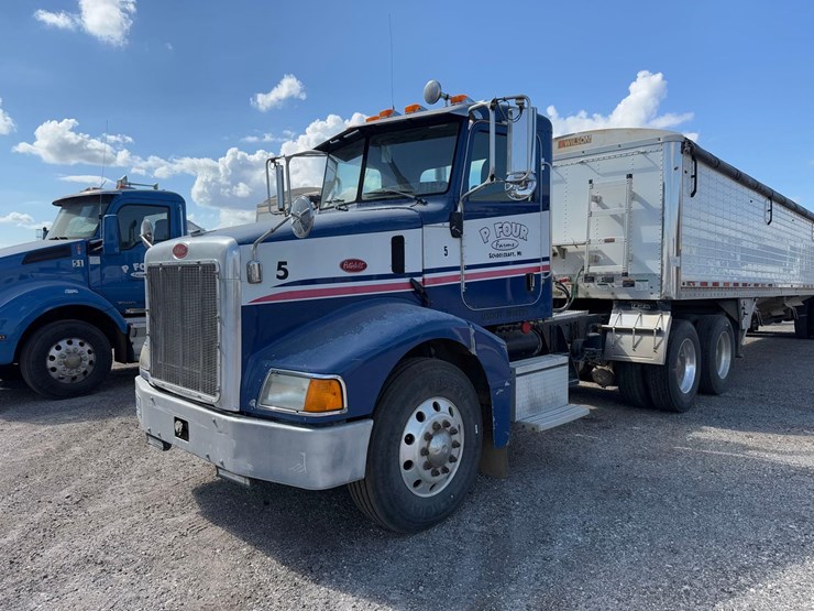 peterbilt-semi-tractor-image-3