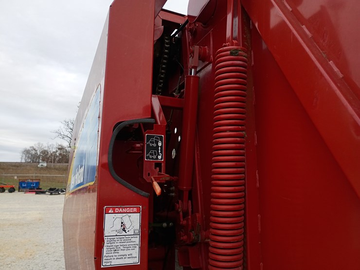 2014-new-holland-br7060-image-29