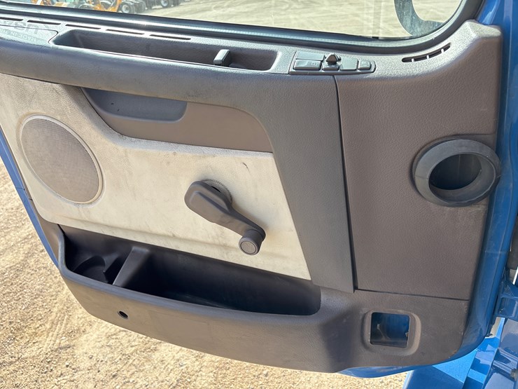 2015-volvo-vnl42t300-image-12