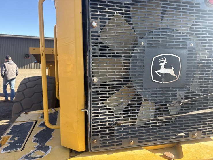 2016-deere-624k-image-35