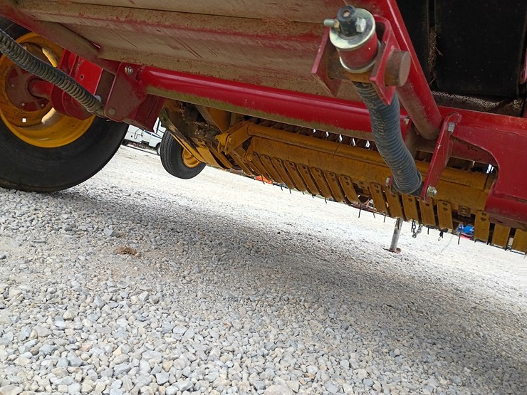 2014-new-holland-br7060-image-27