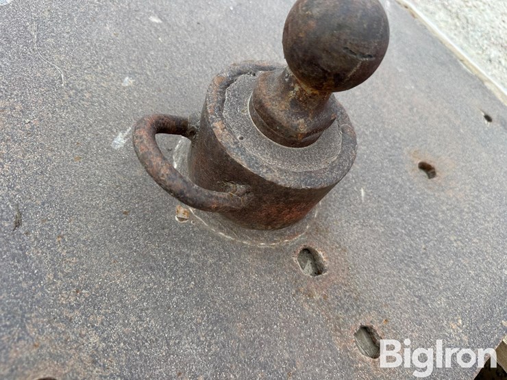 pickup-gooseneck-trailer-hitch-insert-image-9