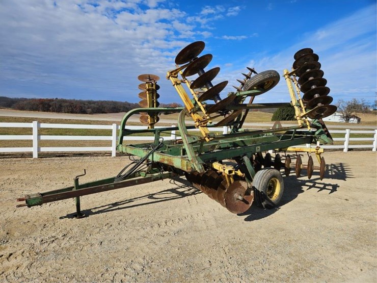 john-deere-230-image-1