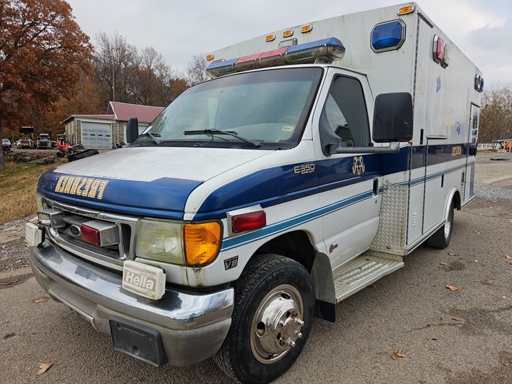 #22778-•-2003-ford-econoline-van-ambulance-image-1