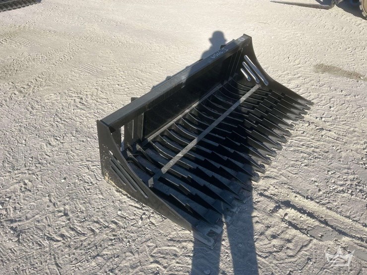 wildkat-/rock-skeleton-bucket-image-3