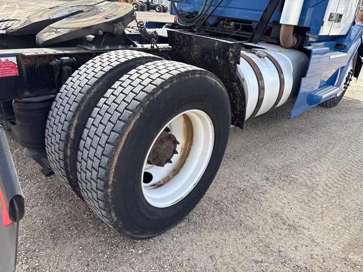 2015-volvo-vnl42t300-image-7