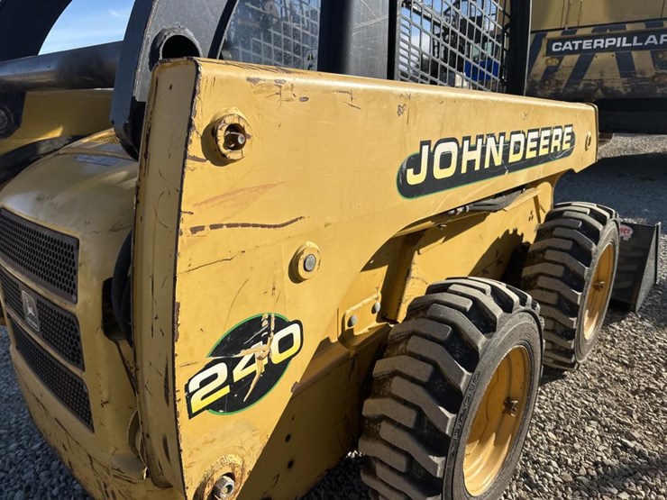 john-deere-240-image-19