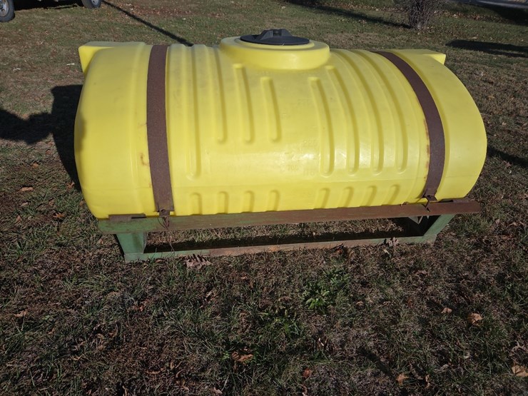 300-gallon-poly-tank-on-frame-image-2