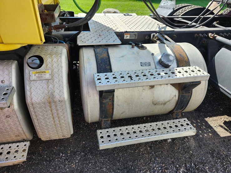 2016-freightliner-semi,-tag-#647-image-6