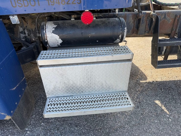 peterbilt-semi-tractor-image-6