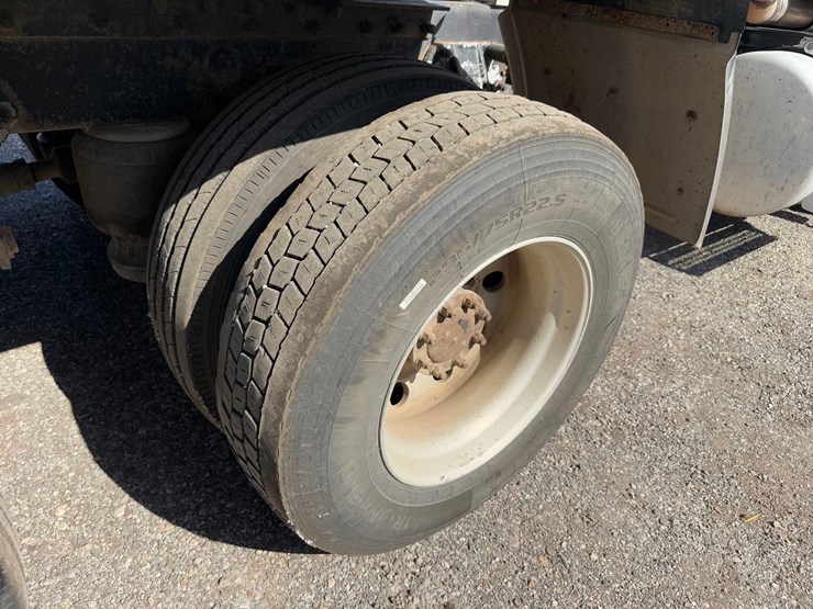 peterbilt-semi-tractor-image-16