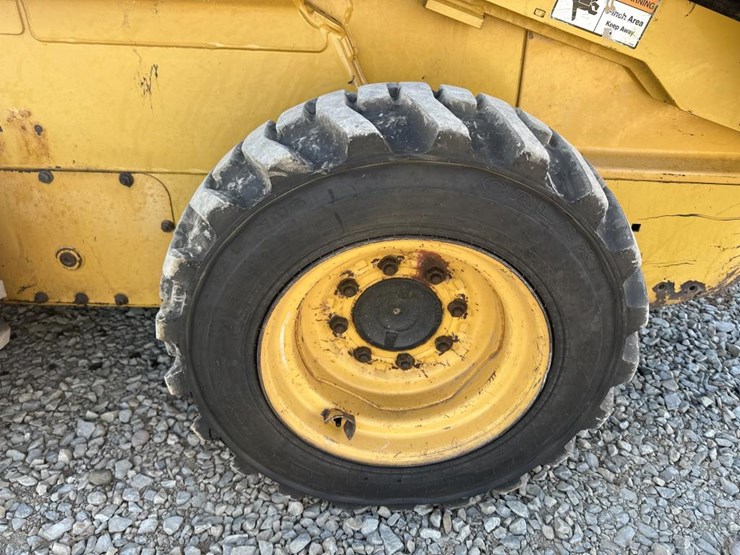 john-deere-240-image-40