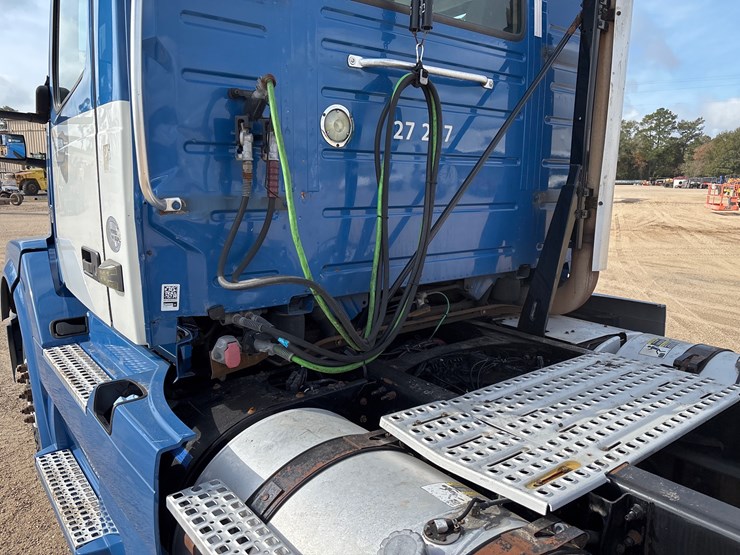 2015-volvo-vnl42t300-image-8