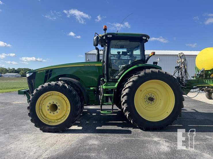 2013-john-deere-8235r-image-1