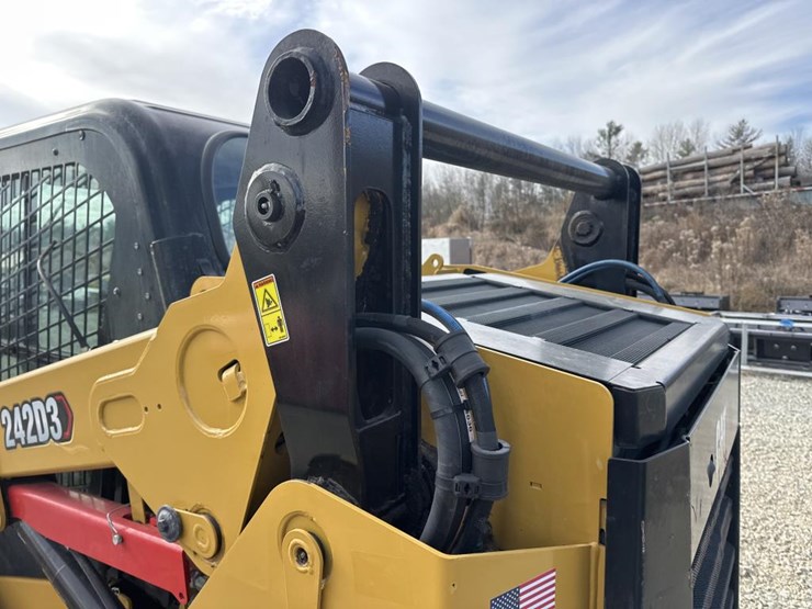 2022-caterpillar-242d3-image-14