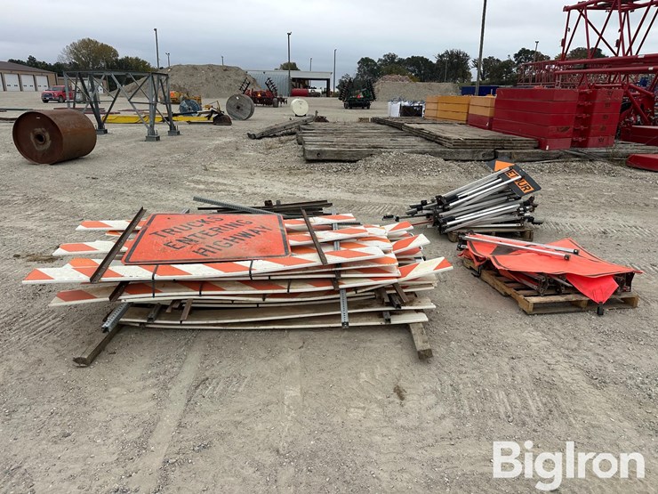 road/construction-barricades,-signage-&-stands-image-2