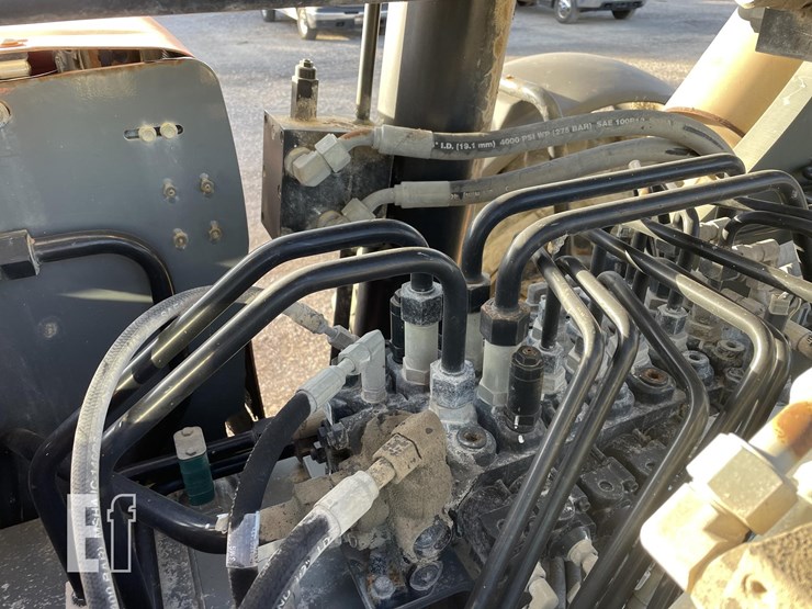 2011-jlg-g10-55a-image-35