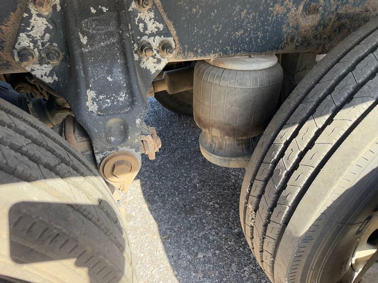 peterbilt-semi-tractor-image-17