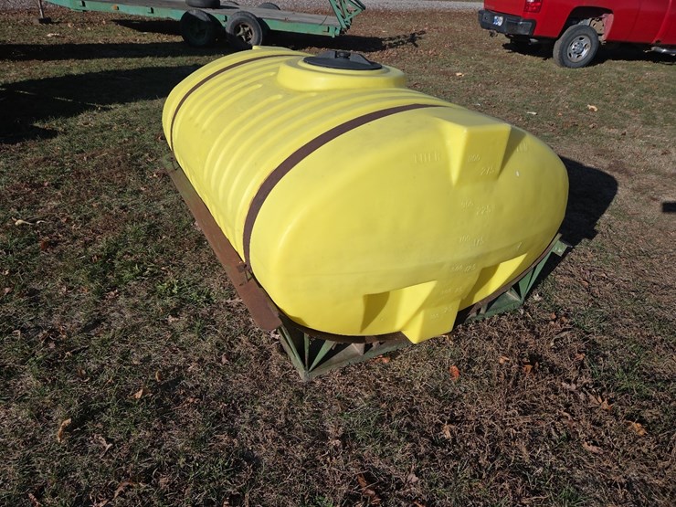 300-gallon-poly-tank-on-frame-image-1