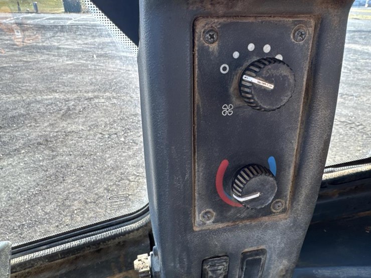 2016-deere-624k-image-53