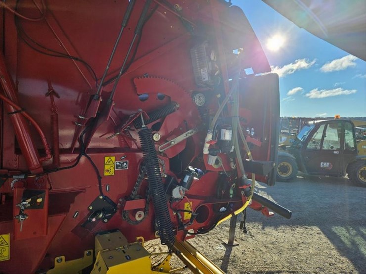 new-holland-roll-belt-560-image-23