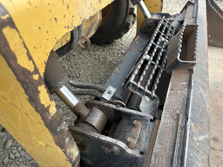 2016-caterpillar-262d-image-18