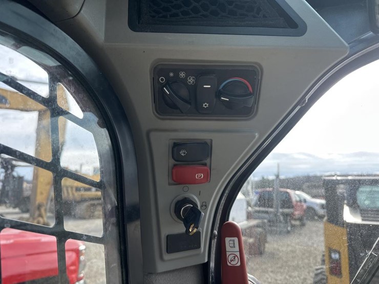 2022-caterpillar-242d3-image-33