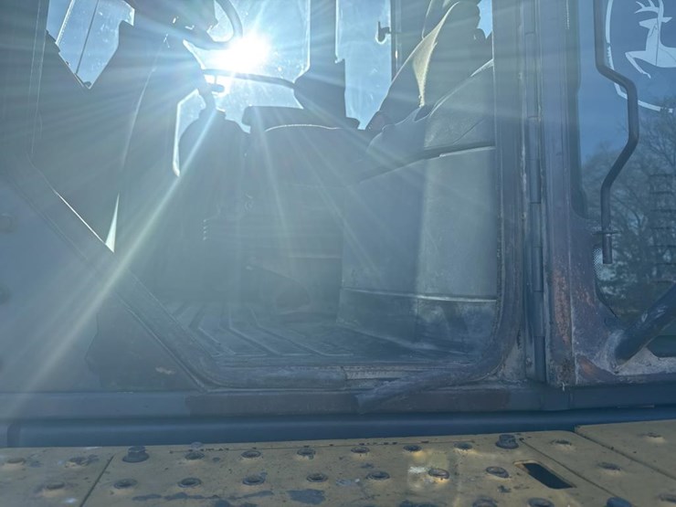 2016-deere-624k-image-44