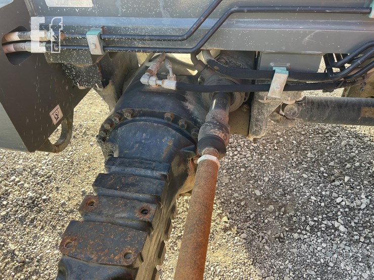 2011-jlg-g10-55a-image-31