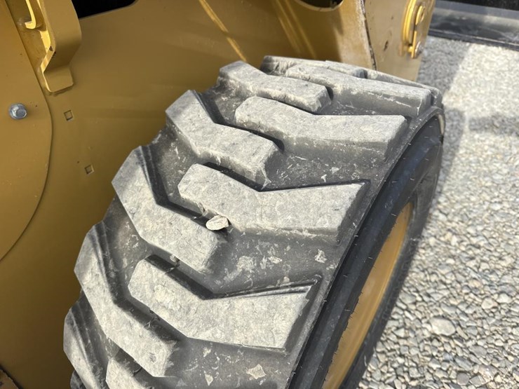 2022-caterpillar-242d3-image-44