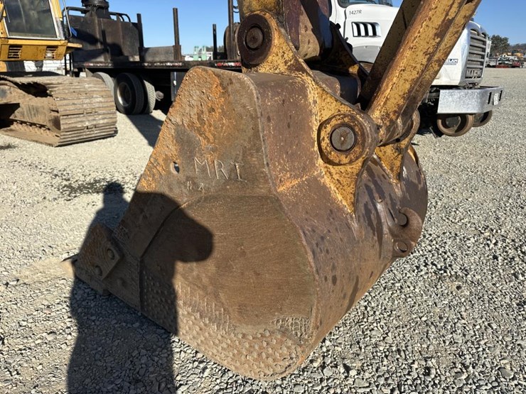 caterpillar-235-image-25