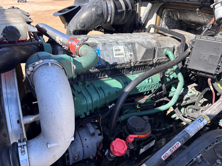 #16202-•-2015-volvo-image-22