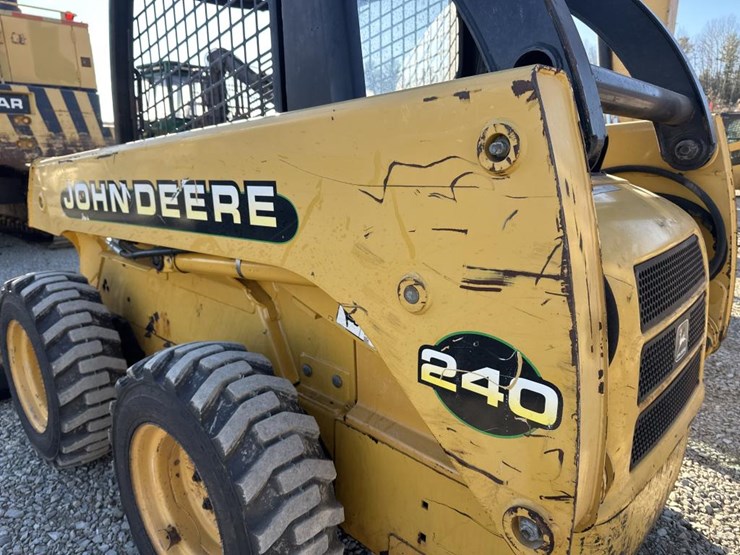 john-deere-240-image-14