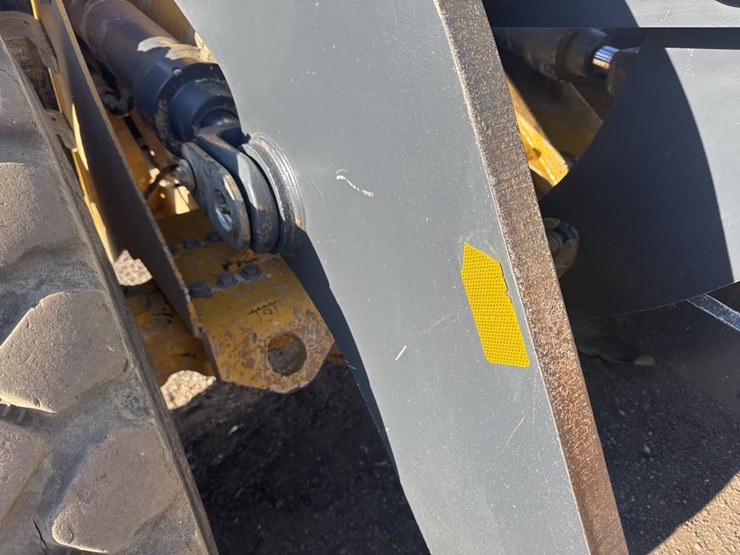 2016-deere-624k-image-27