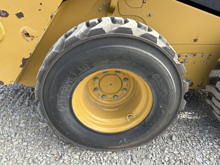 2022-caterpillar-242d3-image-45