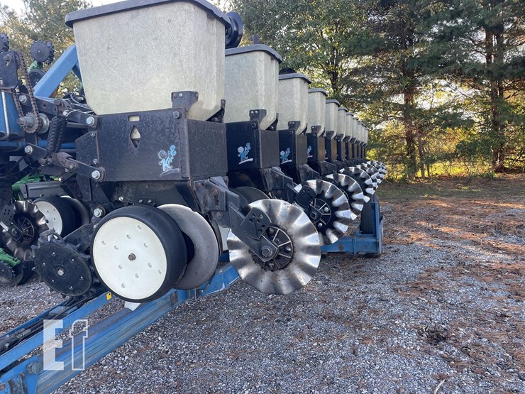 1997-kinze-2600-image-8