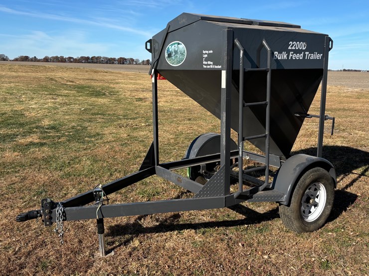 #1008-•-stationary-feed-bin-2200d-image-1