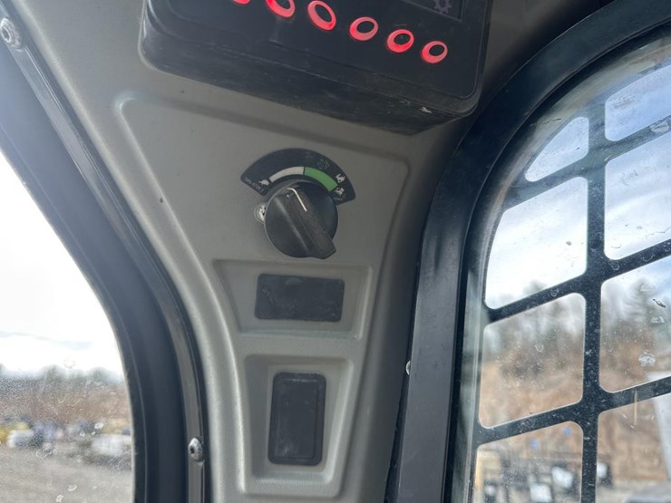 2016-caterpillar-262d-image-38