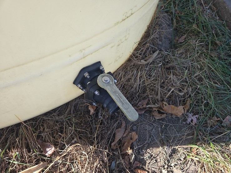 1600-gallon-crown-poly-flat-bottom-tank-image-3