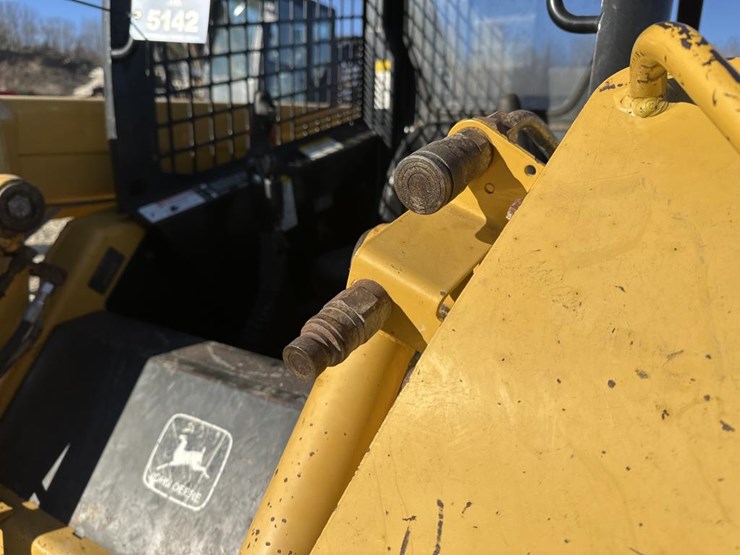 john-deere-240-image-12